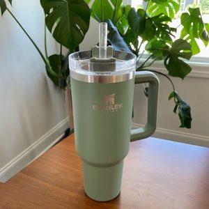 Stanley 40oz quencher in color Shrub